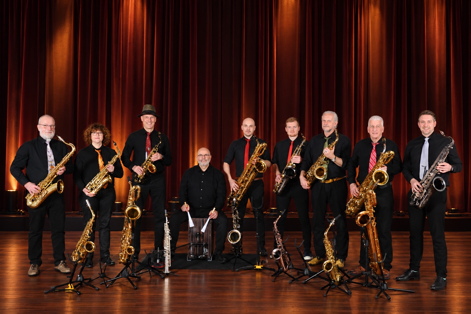 NoSaxNoFun mit Saxophonen und Percussion auf der Bühne