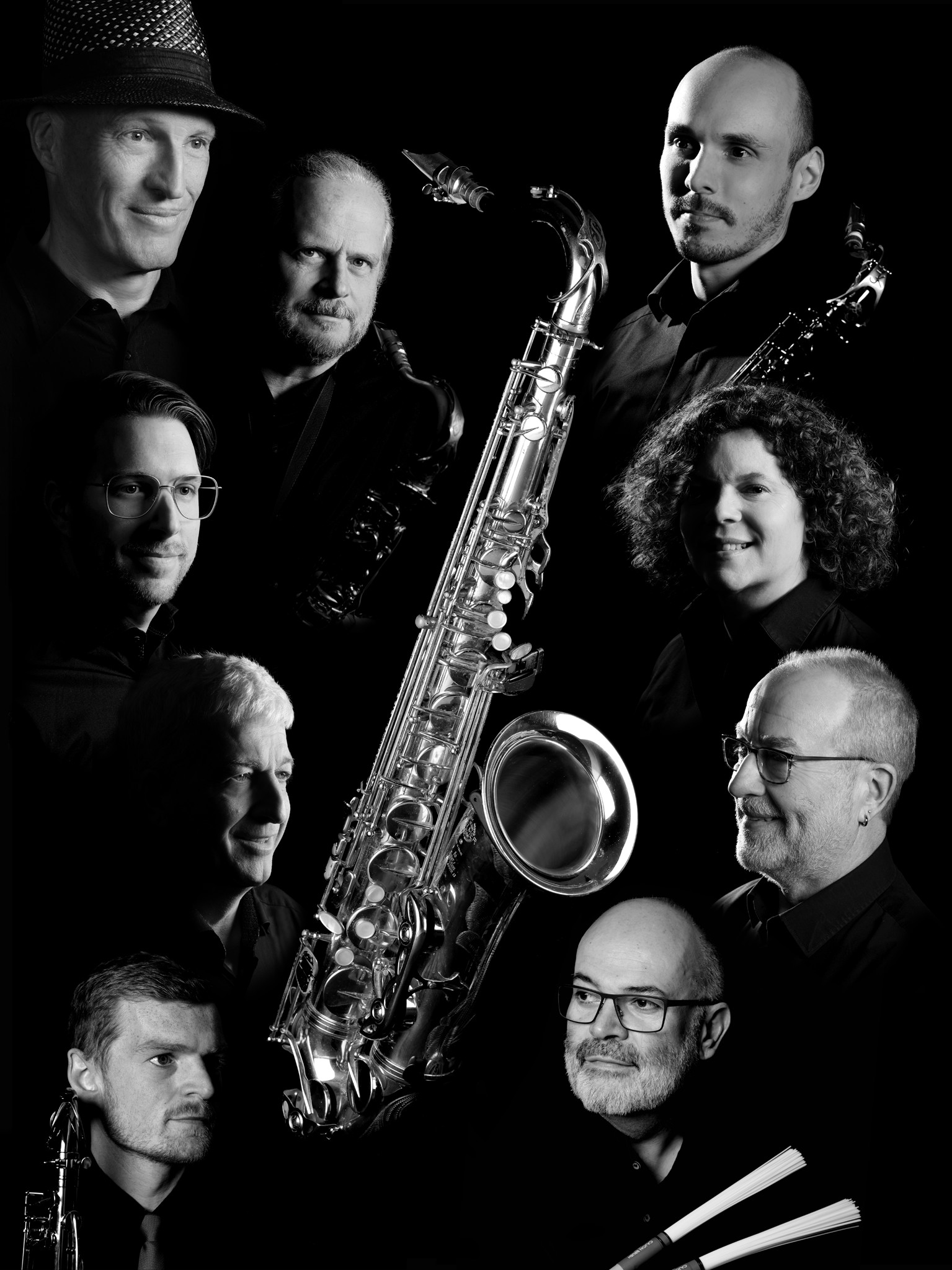 Schwarz-Weiß-Collage von NoSaxNoFun mit Porträts der Musiker, Saxophon und Schlagzeugbesen